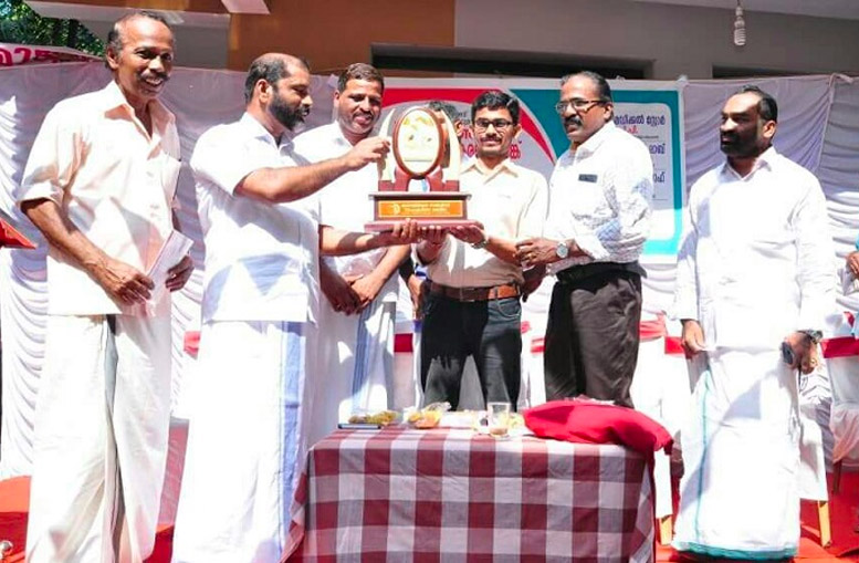 Mr.Sreejith.M.T, Account Officer of Silicon IT Solutions receiving award from P. Hareendran( Vice Chairman - Kerala Co-Operative Deposit Guarantee Fund Board, former President - Kannur District Co-Operative Bank) for the complete digitilization of Kadavathur Service Co-Op Bank Ltd., Kannur Dist.
