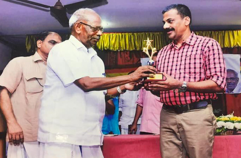 C.P Manoj, Managing Director of Silicon IT Solutions receiving award from M.M.Mani (Hon. Minister for Electricity, Govt of Kerala) for complete digitalization of Pinarayi Service Co-Op Bank ltd.